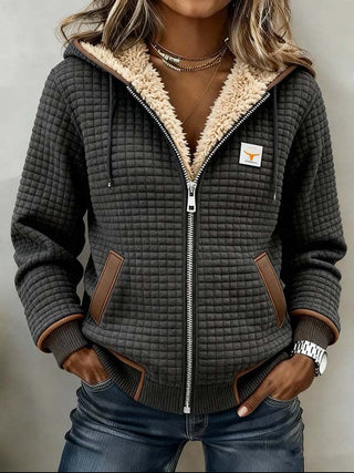 Veste Matelassée à Capuche Sandra – Doublure Moelleuse et Finitions Contrastées