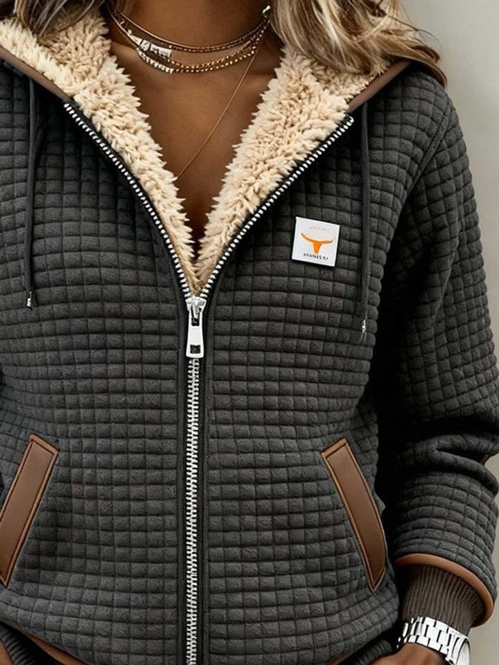 Veste Matelassée à Capuche Sandra – Doublure Moelleuse et Finitions Contrastées
